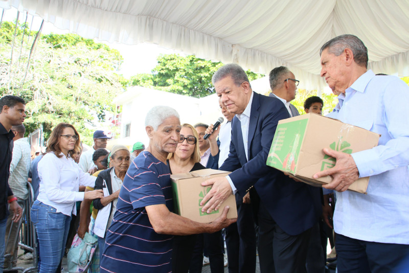 Un hombre entrega cajas a mujer