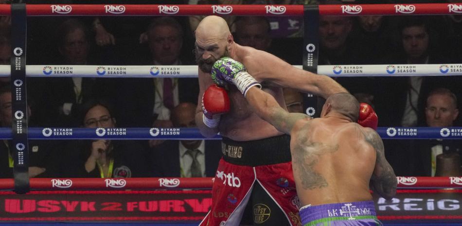 Dos boxeadores peleando en cuadrilátero