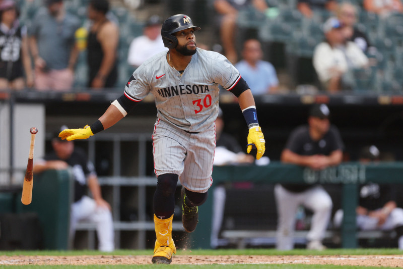 Jugador corriendo con bate de béisbol