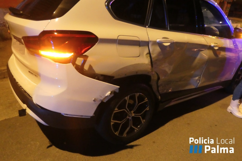 Carro blanco dañado tras accidente