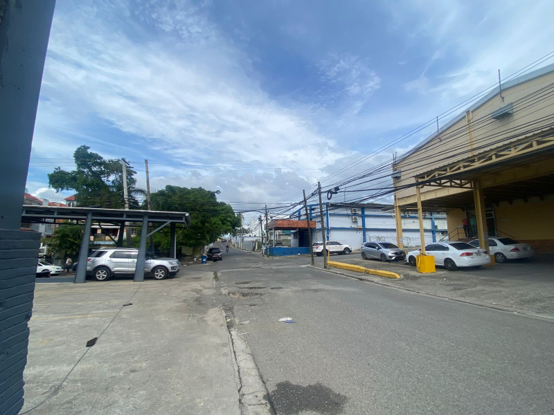 Estacionamiento frente a edificio comercial