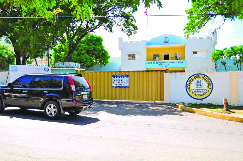 Edificio estatal con árboles en exterior