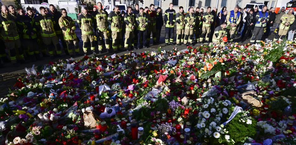 Memorial con velas y flores