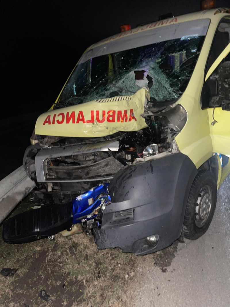 Ambulancia chocada en la carretera