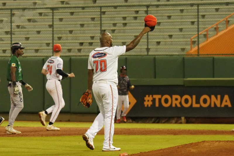 Jugador celebra con gorra de béisbol