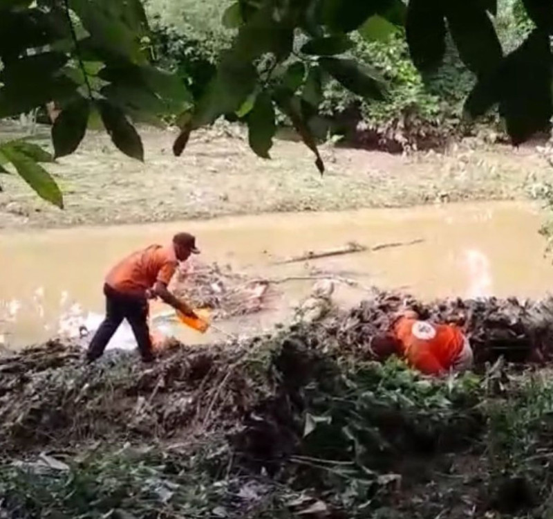 Hombre limpia escombros tras tormenta