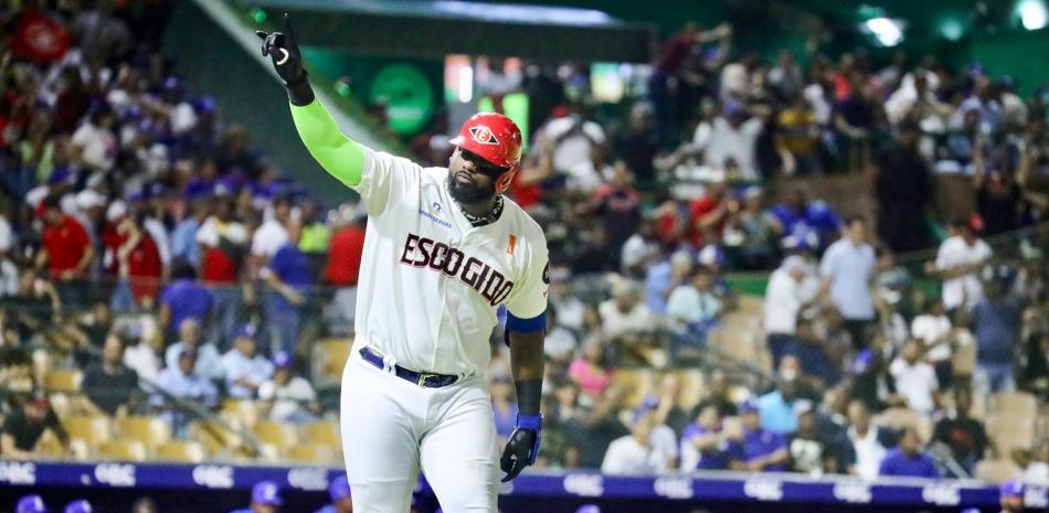 Jugador de béisbol lanzando la pelota