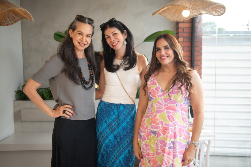 Tres mujeres sonrientes en grupo