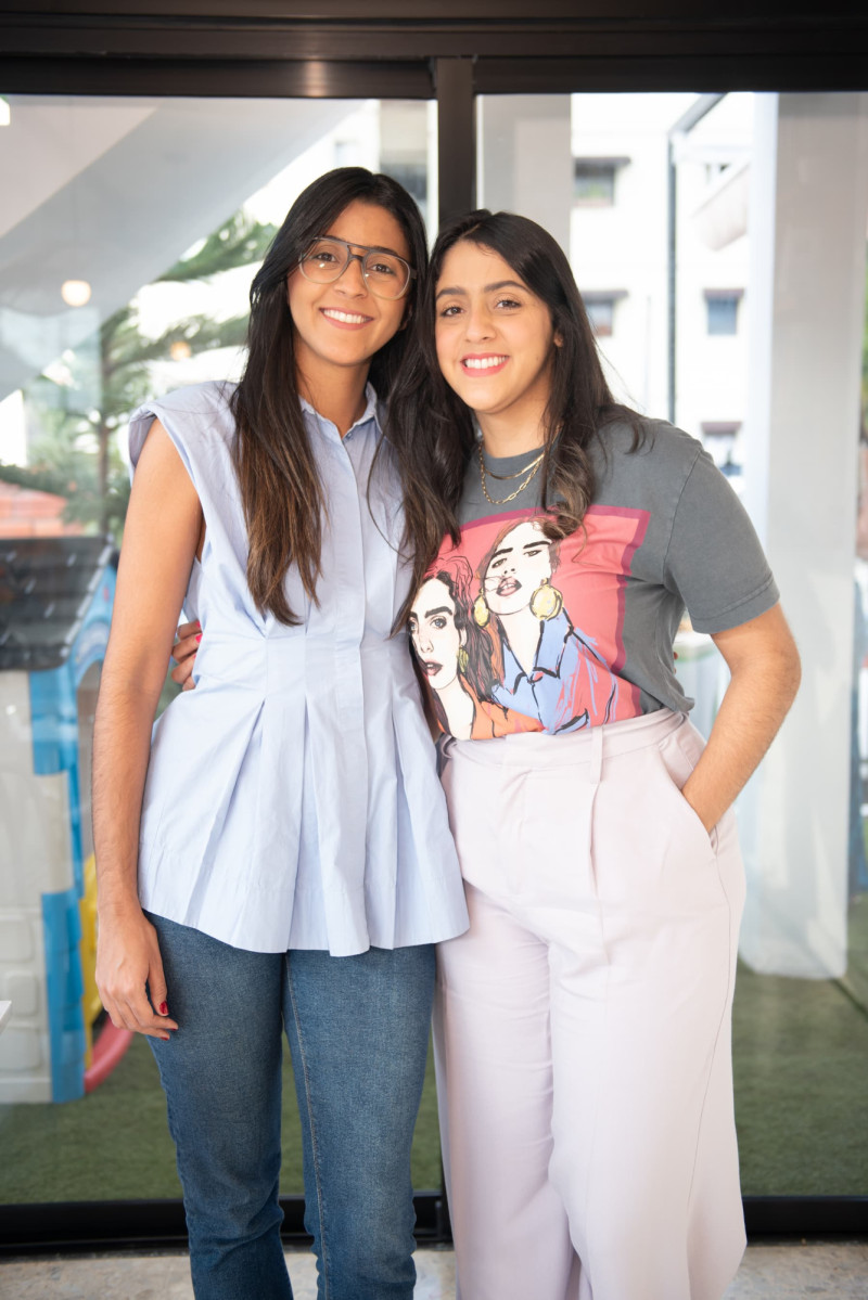 Dos mujeres sonriendo en ceremonia