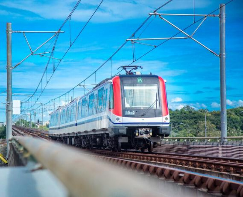 Tren rojo y blanco sobre rieles