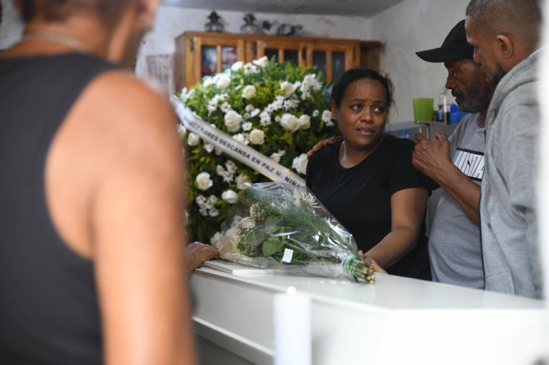 Velorio de mujer dominicana con flores