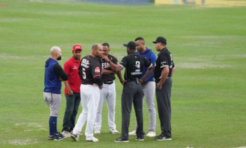 Jugadores celebran en campo deportivo