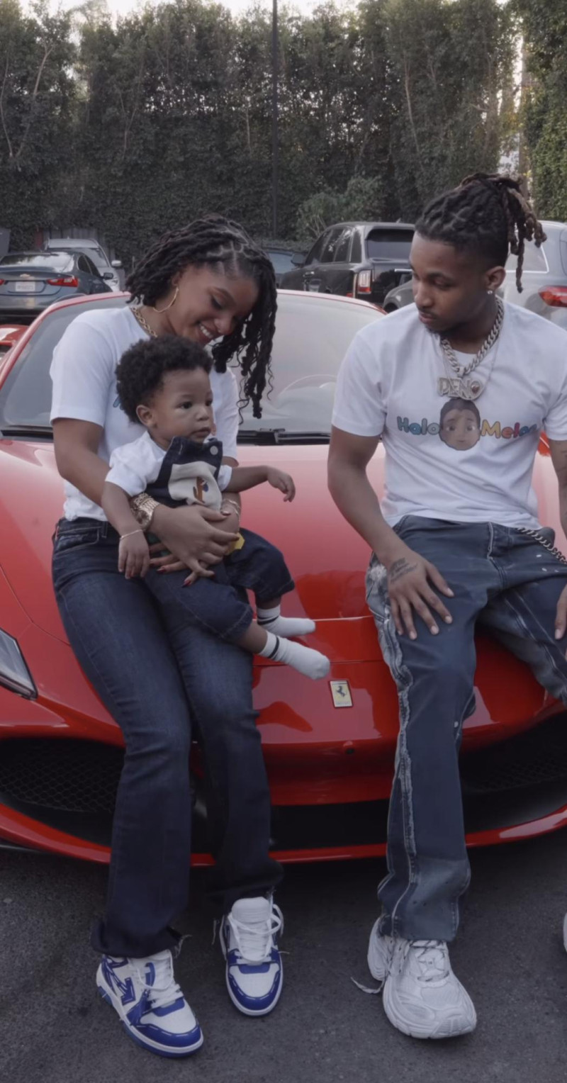 Familia sobre auto rojo deportivo