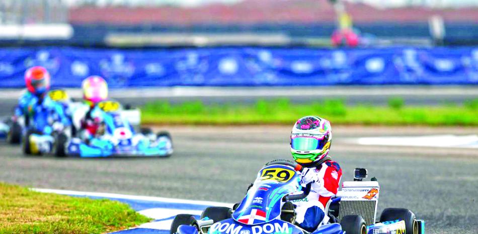 Tres karts compitiendo en pista