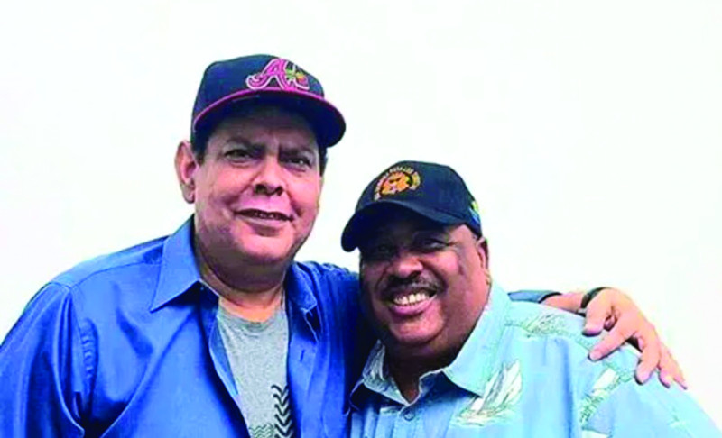 Dos hombres con gorras de béisbol