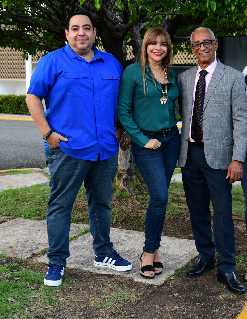 Tres personas al aire libre