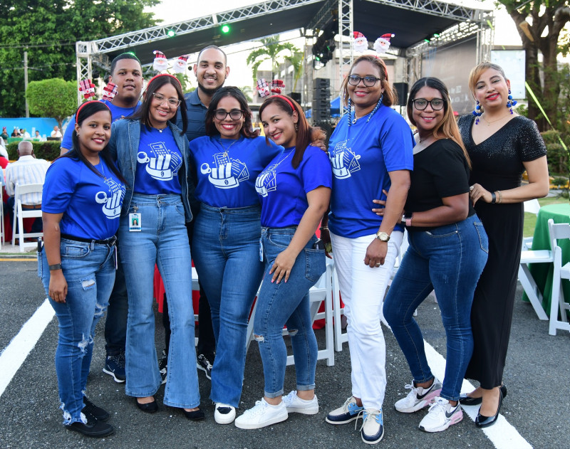 Grupo sonriente posa para foto