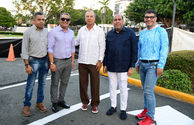 Cinco hombres en carretera nocturna