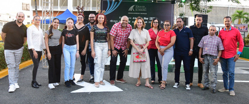 Personas reunidas al aire libre.