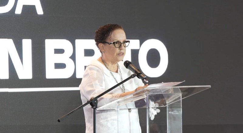 Mujer dando discurso en podio