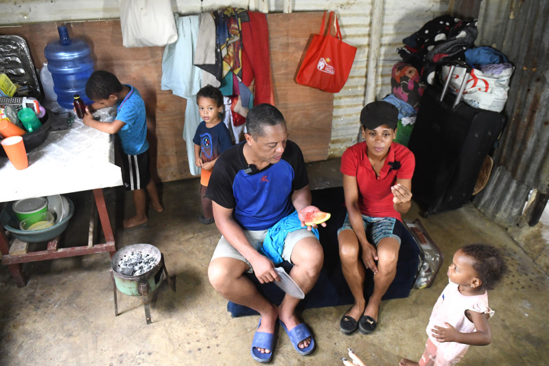 Familia reunida en sala de estar