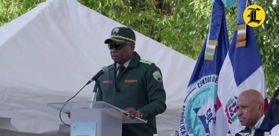 Policía habla desde un podio