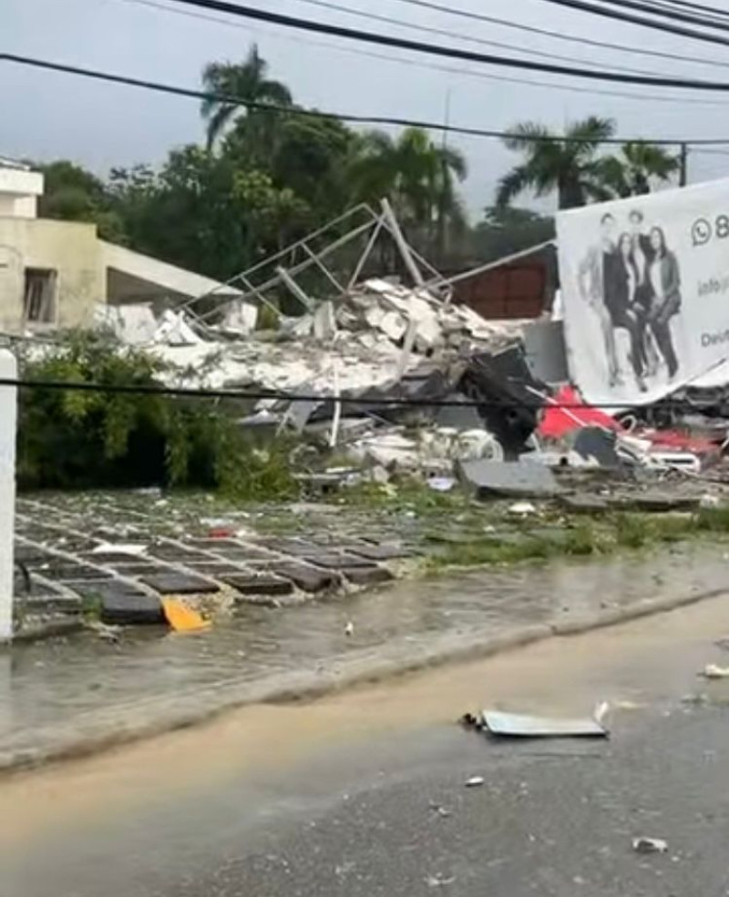 Edificio demolido y valla publicitaria