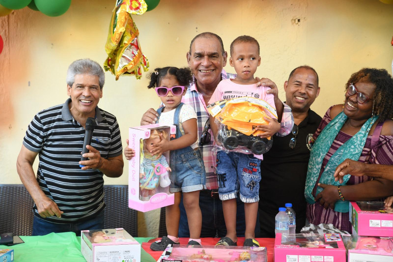 Siete personas sonriendo en grupo