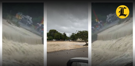 Calle inundada con agua corriente