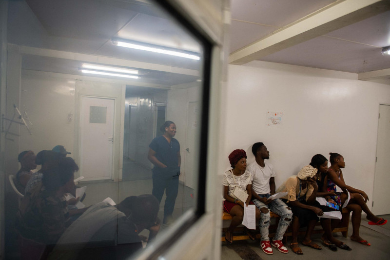 Personas esperando en sala de hospital