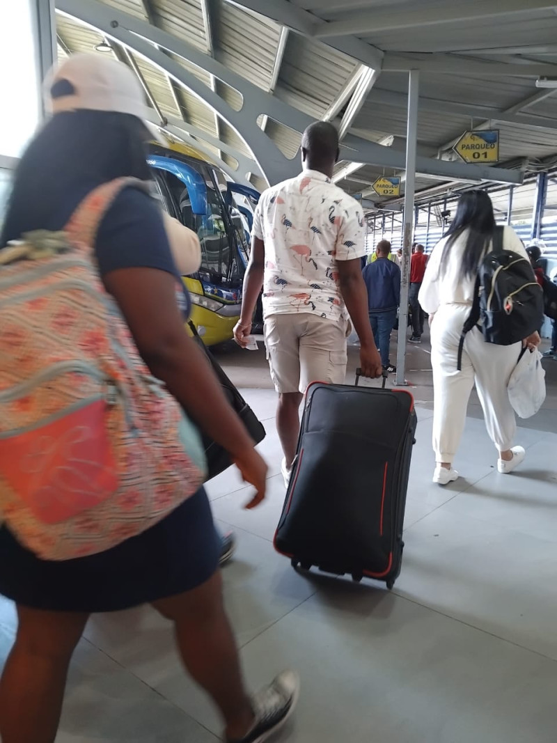 Pasajeros caminando en terminal aeroportuaria