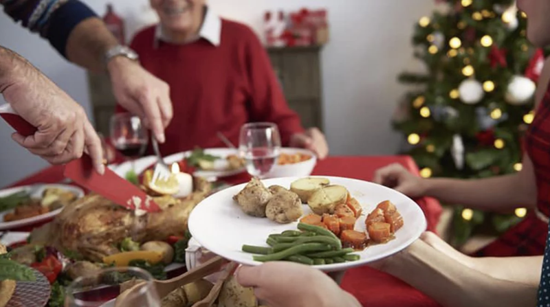 Familia cenando en Navidad