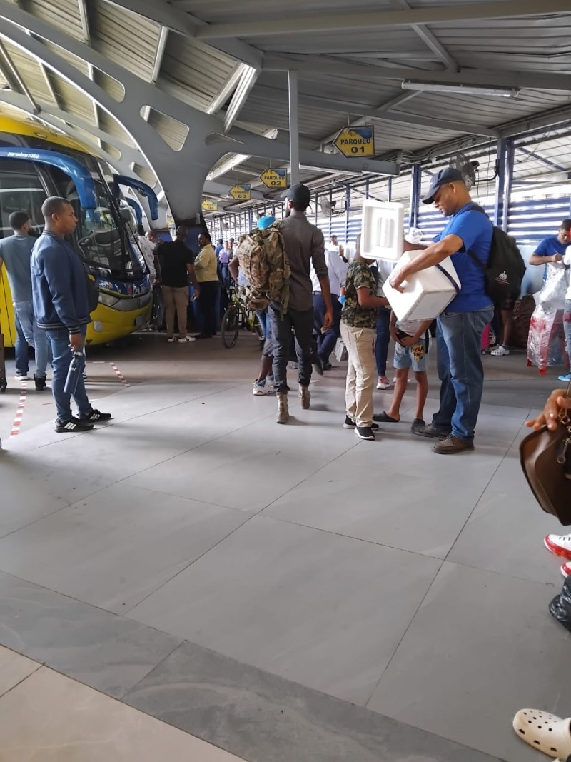 Estación de autobuses llena de pasajeros