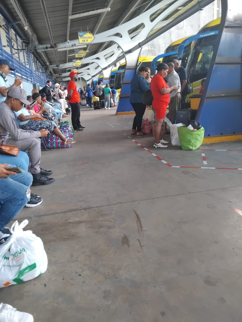 Personas esperando en parada de autobús