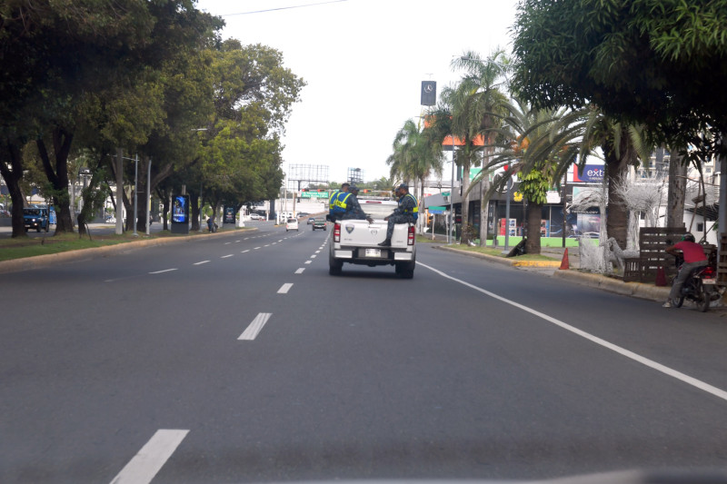 Hombres viajan en camioneta