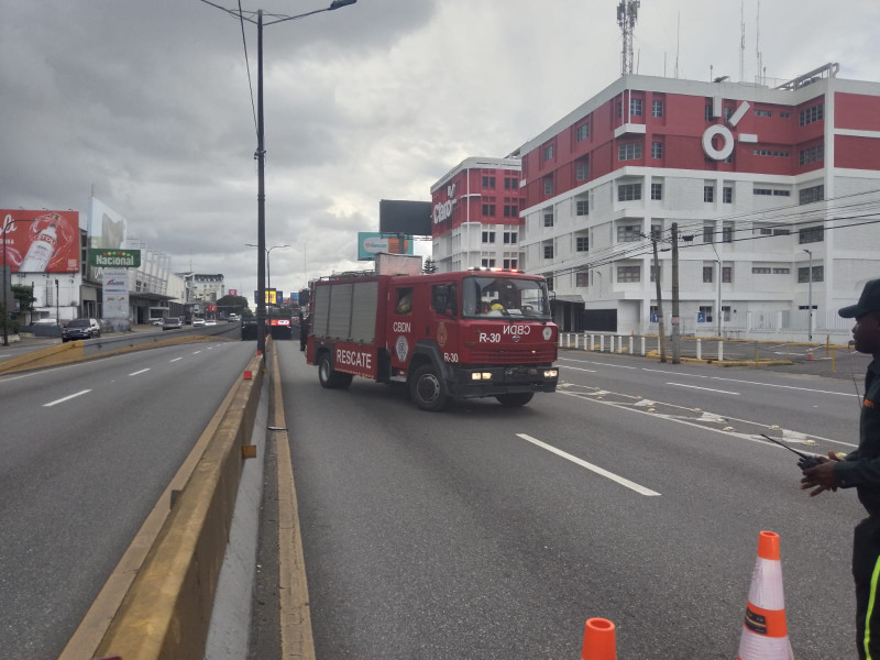 Camión de bomberos en carretera