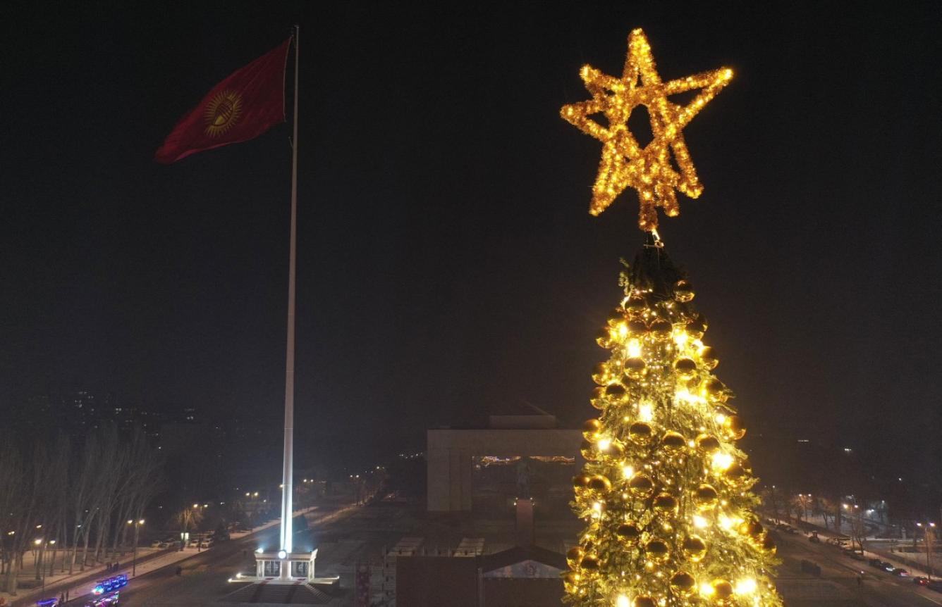 Árbol navideño decorado con estrella