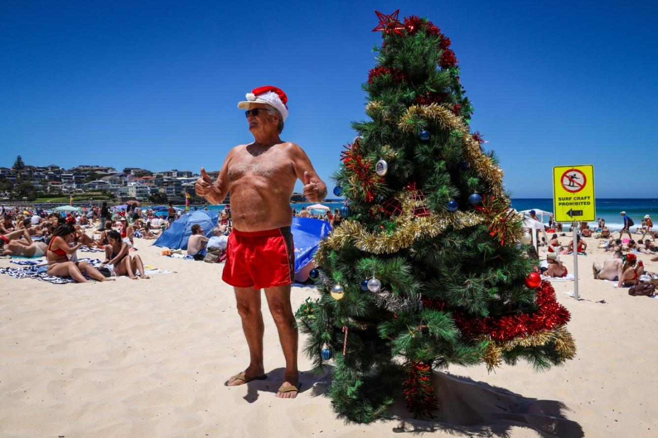 Hombre en shorts y gorro navideño