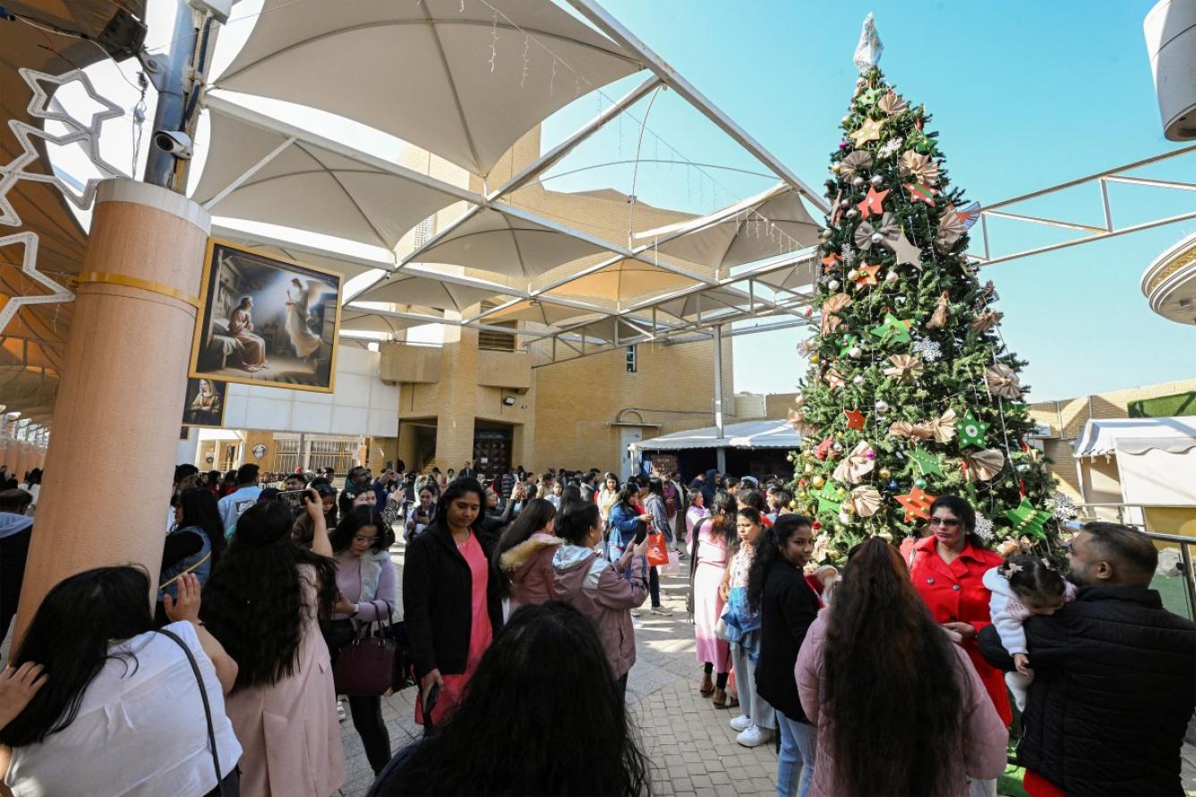 Árbol navideño decorado en plaza pública