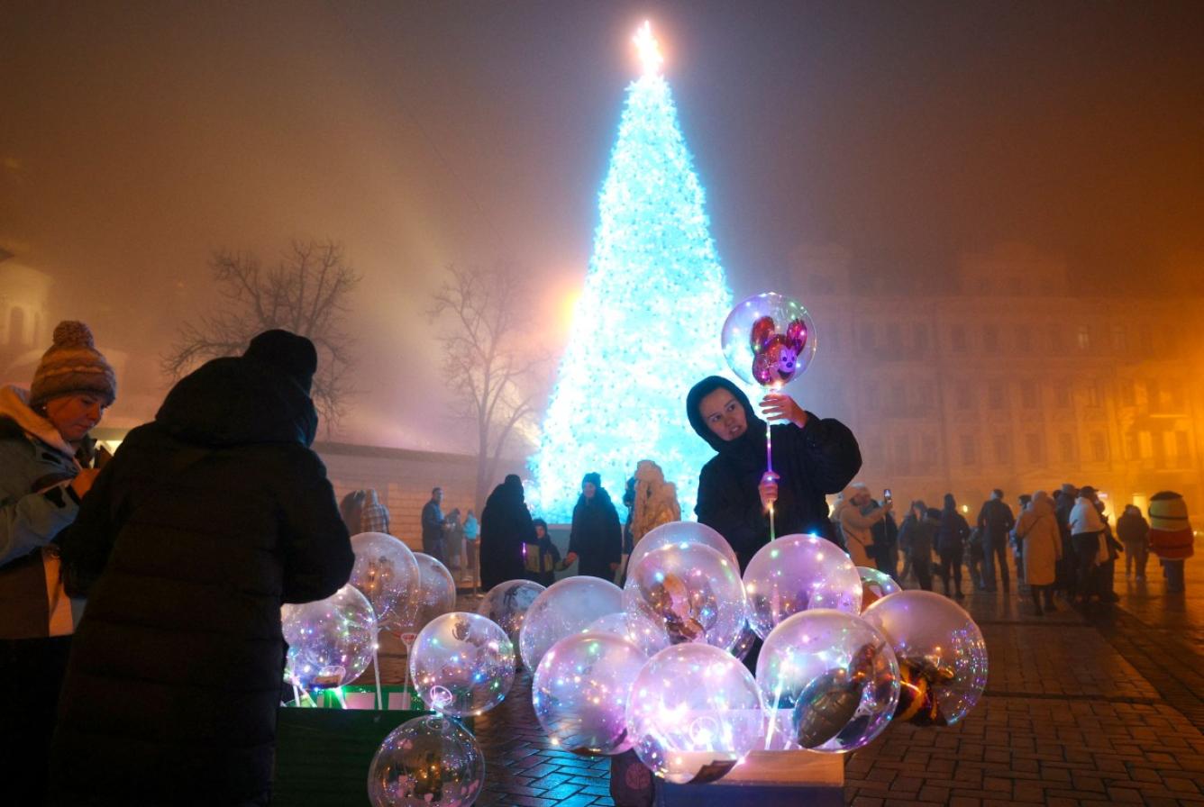 Multitud rodea árbol navideño en plaza