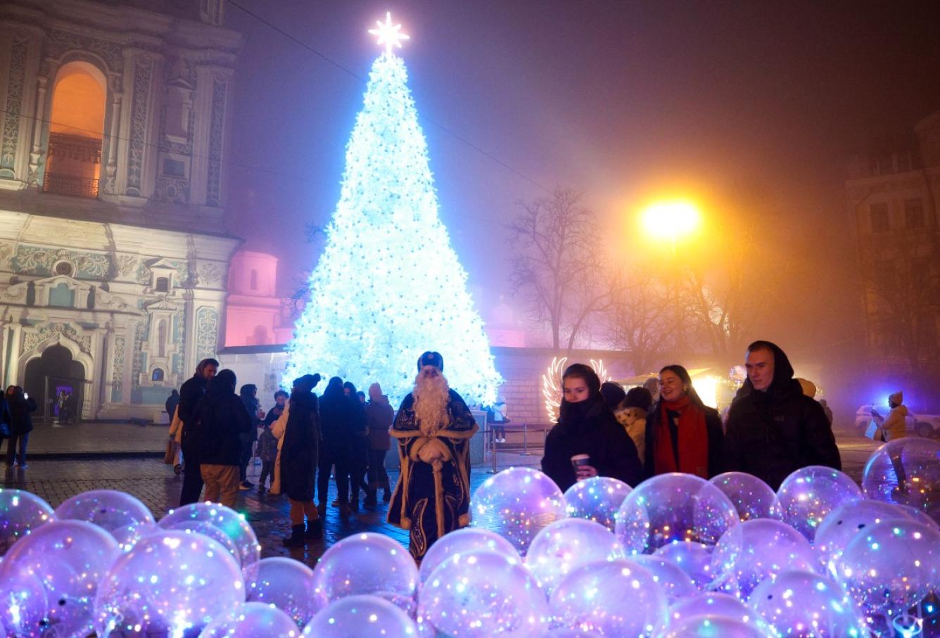 Árbol navideño iluminado con luces azules.