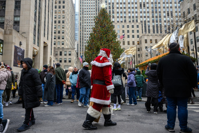 Árbol navideño y gente en plaza