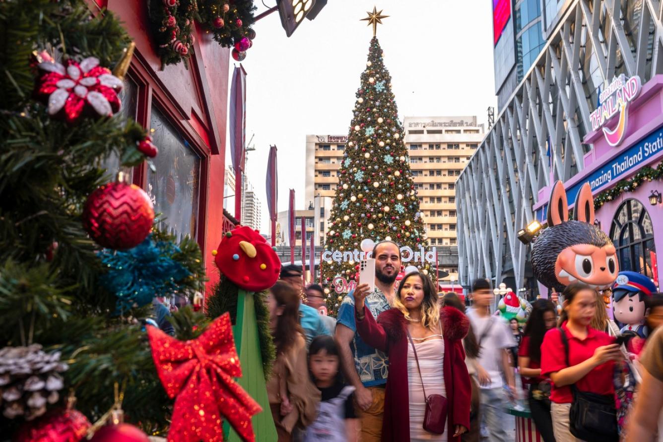 Árbol navideño iluminado en plaza pública