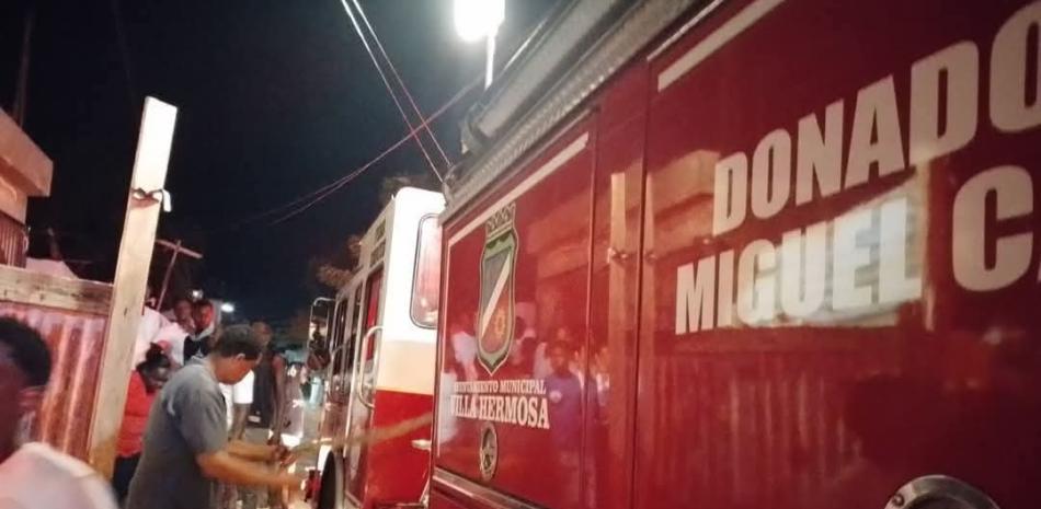 Camión de bomberos en escena nocturna