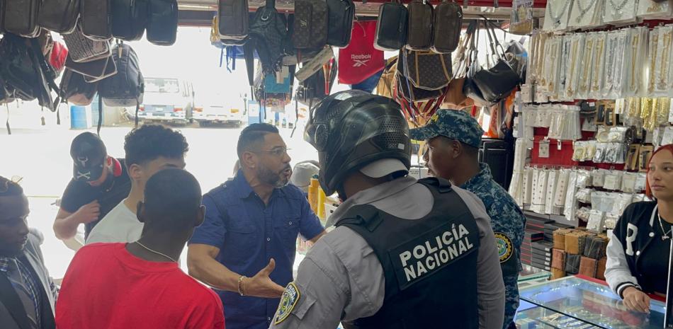 Hombre detenido por policías