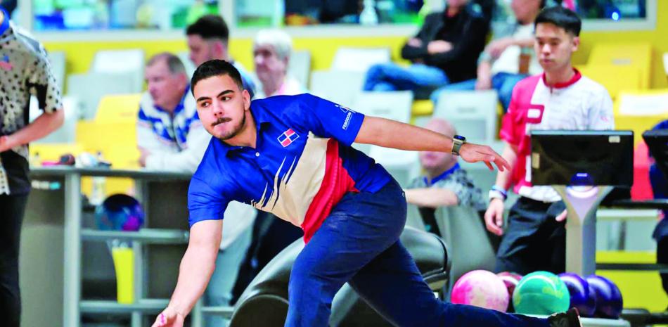 Hombre lanzando bola de bowling