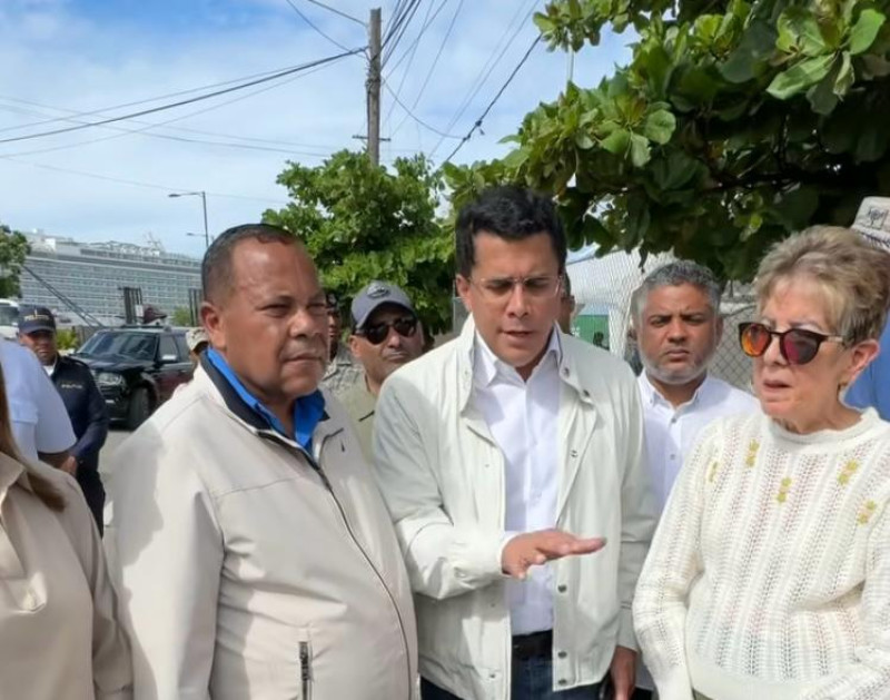 Hombre gesticulando con chaqueta blanca