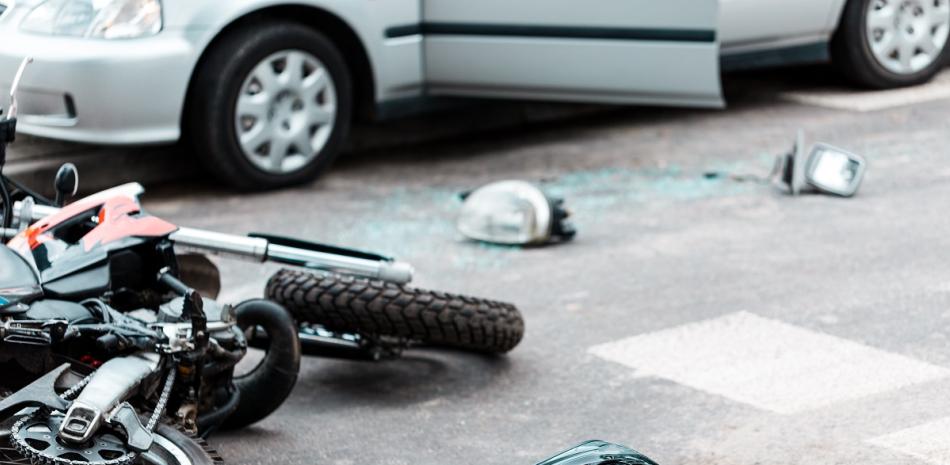 Accidente de motocicleta en carretera