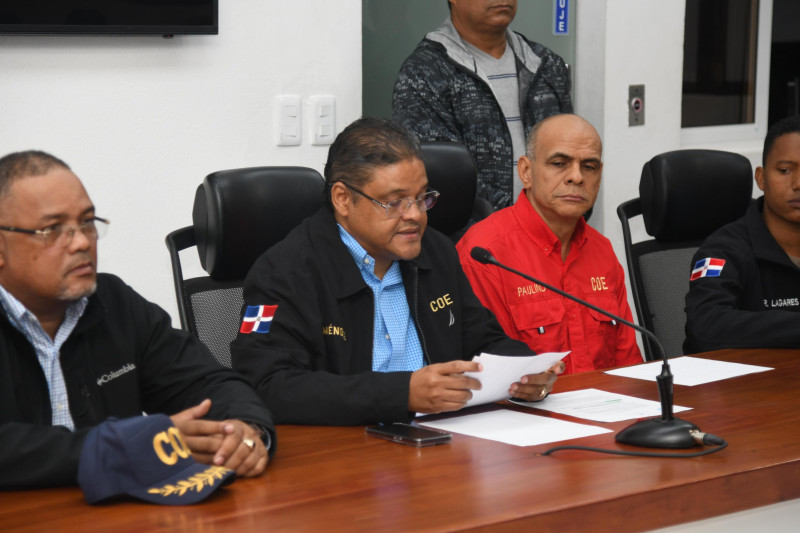 Militares sentados en mesa de reunión