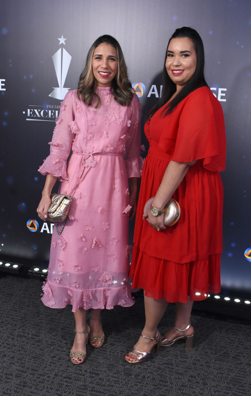 Dos mujeres posando con vestidos elegantes